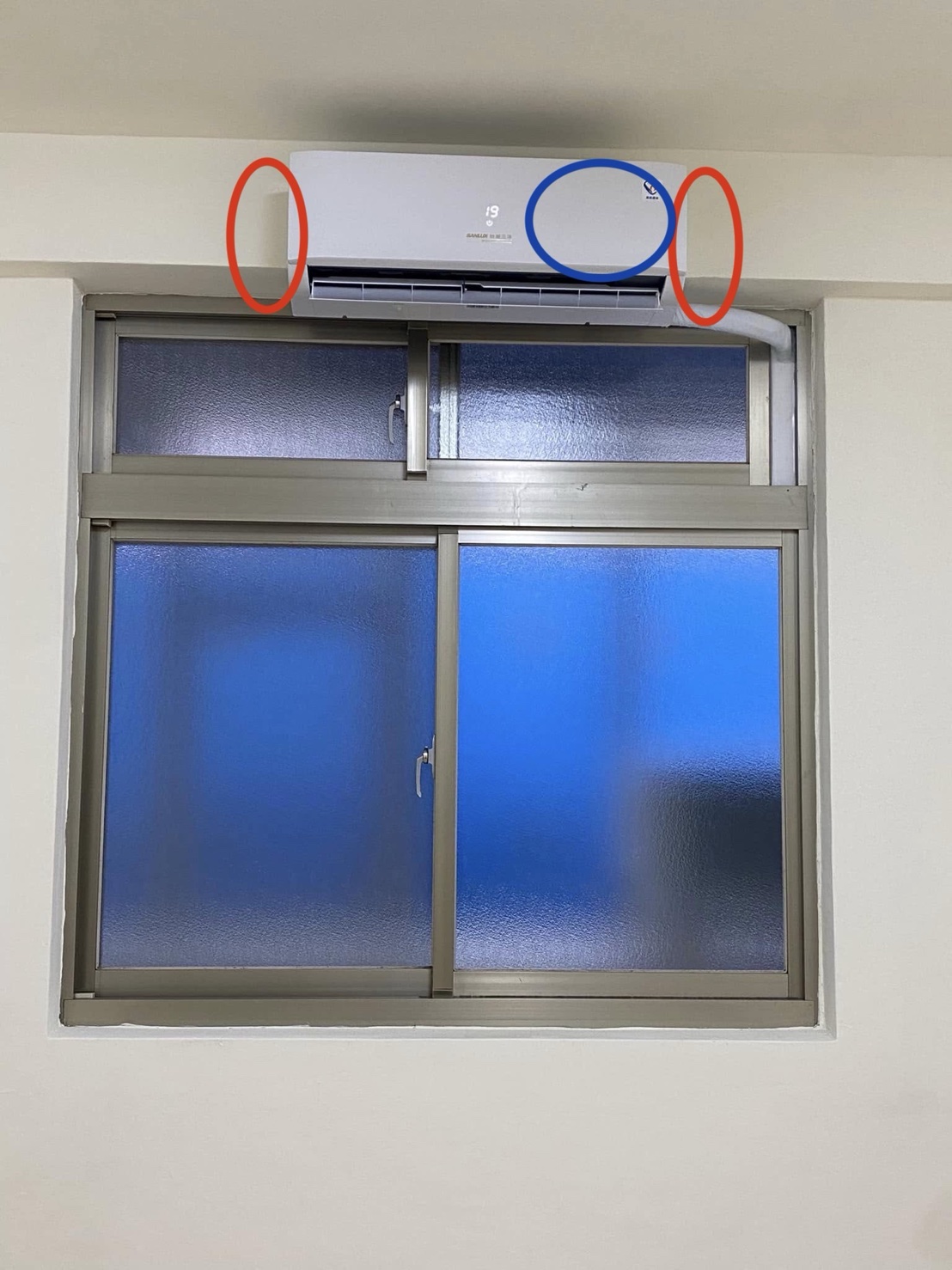 室內機銘牌位置示意 - 紅色圓圈標示機身右側與左側、藍色圓圈標示掀蓋處