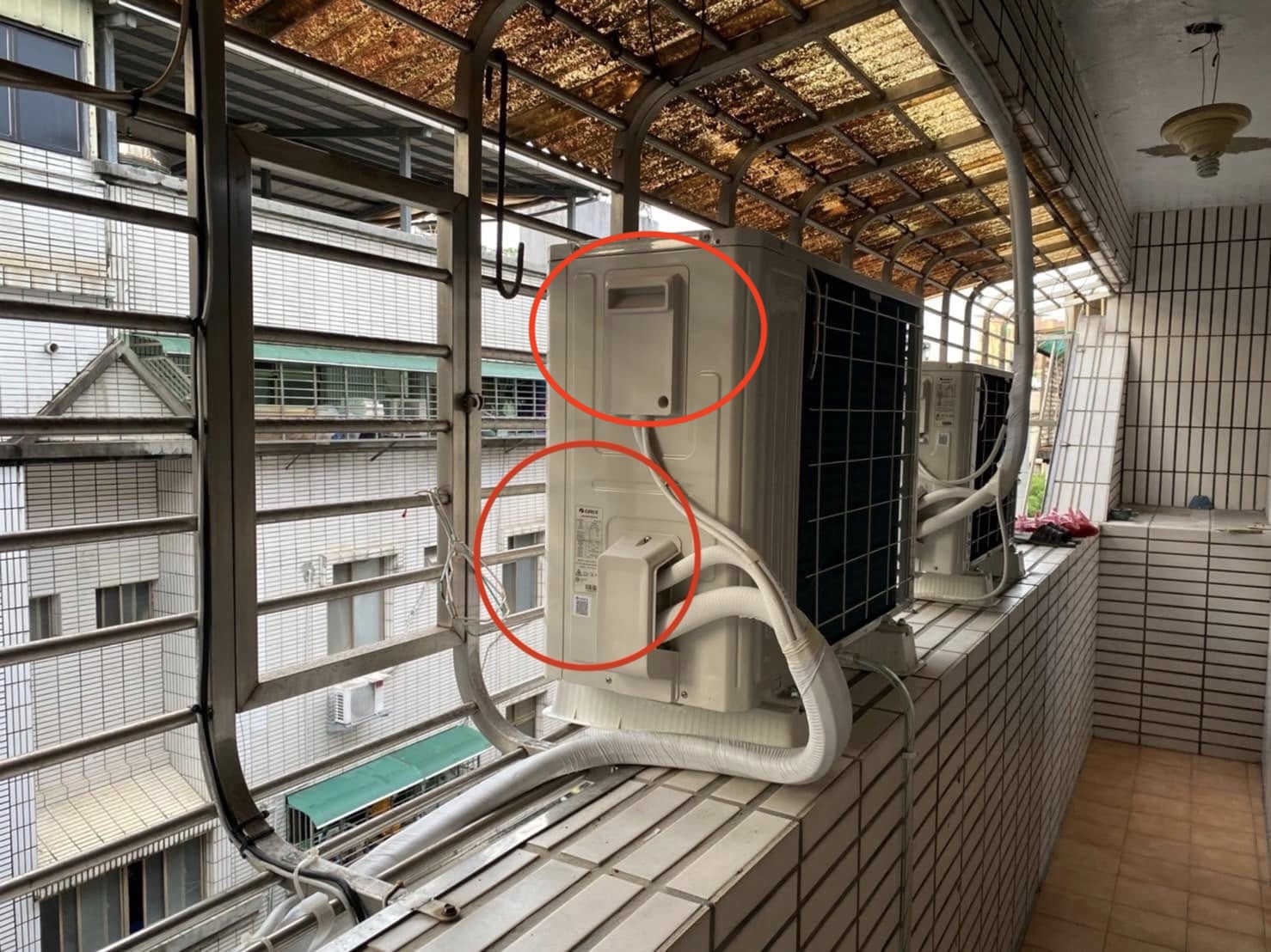 室外機銘牌位置示意 - 紅色圓圈標示機身左側